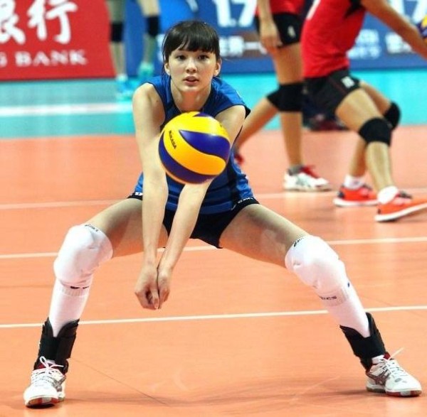 Kỹ thuật dẫn bóng 2 bước kết hợp ném bóng dưới thấp bằng 2 tay trong cách ném bóng rổ