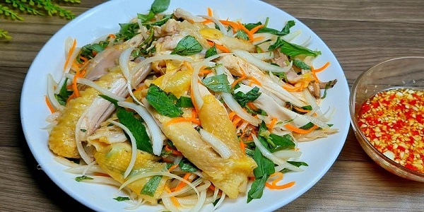 Kết hợp gà ủ muối với các món ăn giàu chất xơ và vitamin