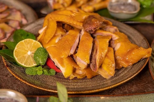 Gà ủ muối là món ăn được nhiều người yêu thích