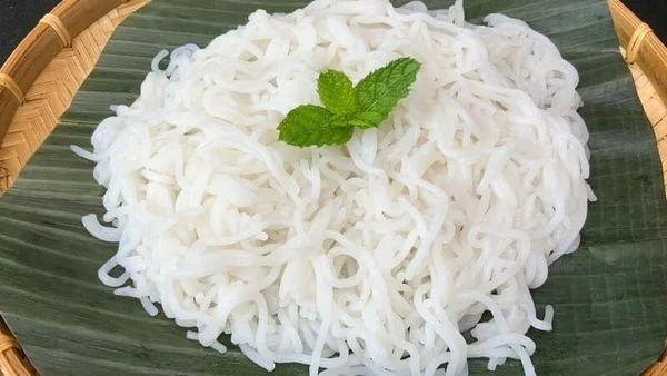 Bún là một thành phần bổ sung carbohydrate cho gỏi cuốn