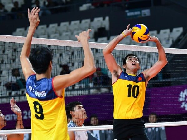 Tư thế đứng và cách cầm bóng