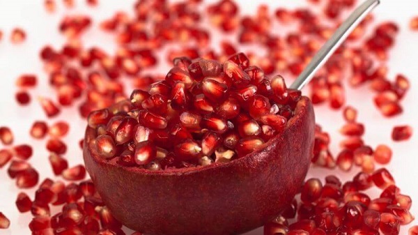 100 gram hạt lựu tươi chứa khoảng 83 calo