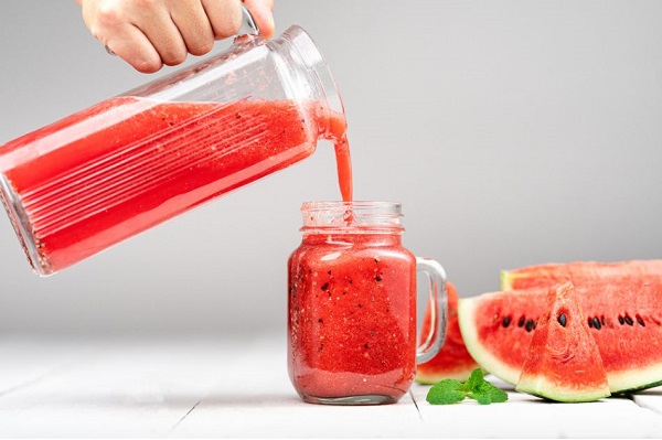 Một ly nước ép dưa hấu 250ml nguyên chất thường chứa khoảng từ 70-100 calo