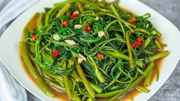 Rau muống chứa nhiều nước, nhưng lượng calo vẫn đáng kể