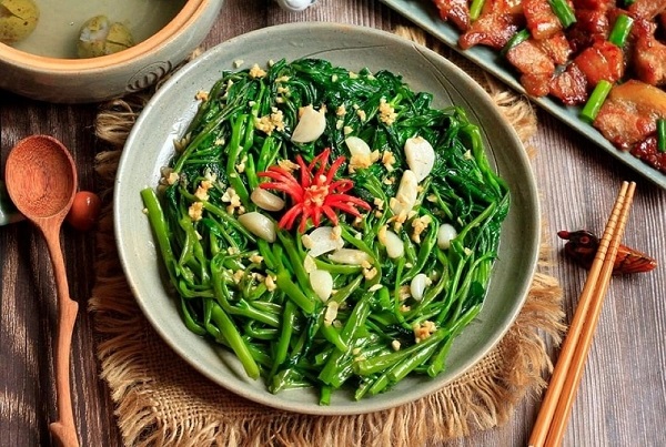 Thêm tỏi vào món rau muống xào tăng cường giá trị dinh dưỡng cho món ăn